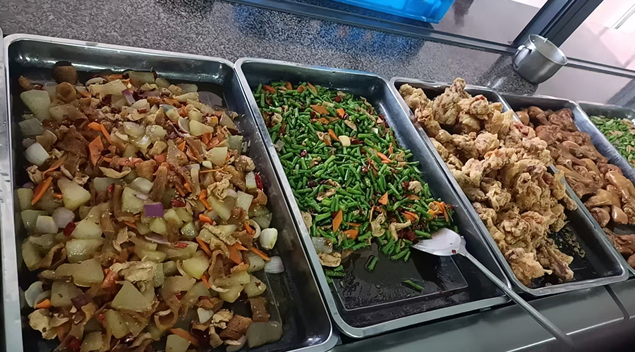 盛夏的來(lái)臨，金環(huán)電器關(guān)懷工人飲食