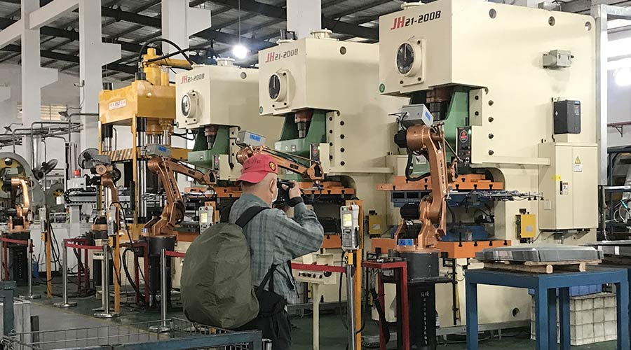 江門(mén)市攝影協(xié)會(huì)蒞臨金環(huán)電器拍攝交流  用鏡頭見(jiàn)證實(shí)力！