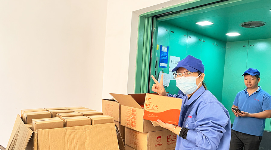 喜笑顏開！三八婦女節(jié)  金環(huán)電器發(fā)放禮品暖人心