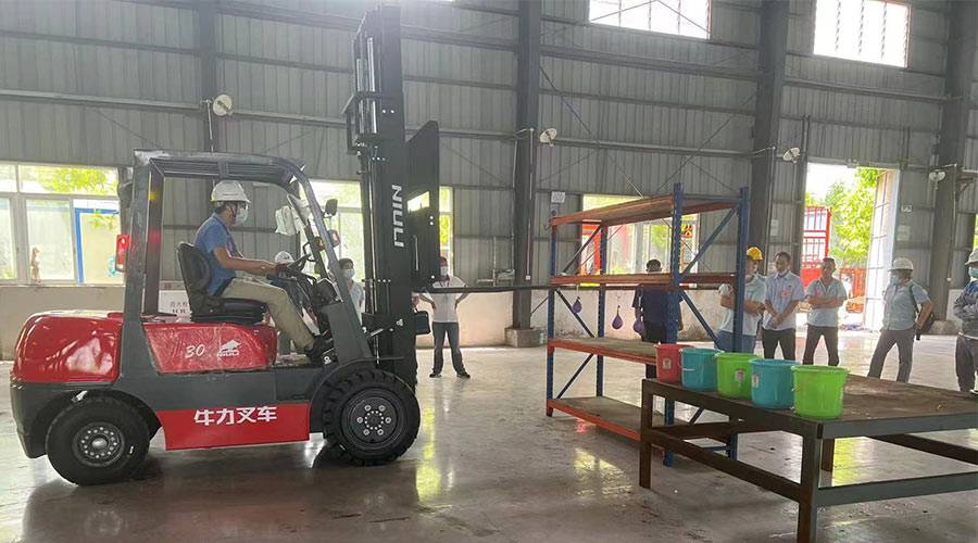 比技能 展風(fēng)采！金環(huán)電器參與鶴城鎮(zhèn)第二屆企業(yè)職工叉車技能競(jìng)賽