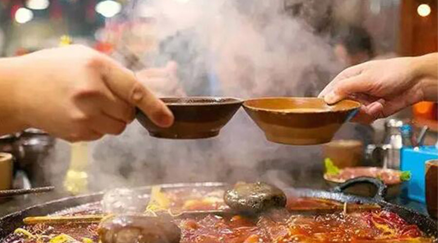 冬天火鍋團建引來一身火鍋味  衣物烘干機化解職場尷尬！